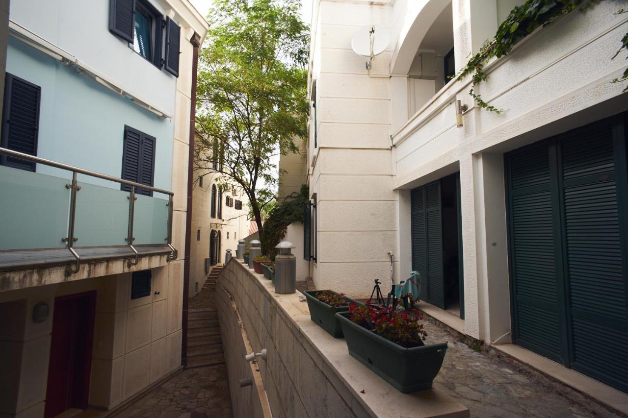 Apartments Secret Garden Светі-Стефан Екстер'єр фото